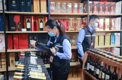 东莞茶山 多部门联合突击检查四家商行，查扣问题红酒一批